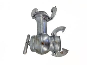 Der Anschlussbogen S38/4" HK89, eine metallische Feuerwehrschlauchkupplung mit einem Griff und zwei klauenartigen Laschen, ist auf weißem Hintergrund abgebildet.