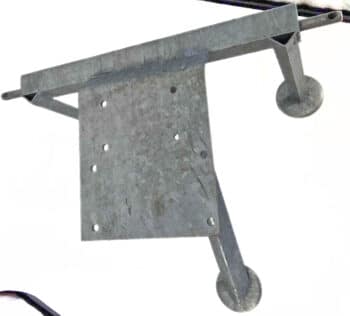 Der Aufbaugestell ist ein verzinkter Metallbügel mit mehreren Löchern und zwei kreisförmigen Sockelstützen, die von oben auf weißem Grund dargestellt sind.